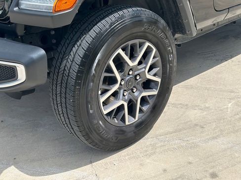 Used 2025 Jeep Wrangler Unlimited Sahara AWD/4WD image 9