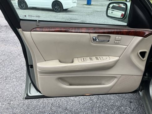 Used 2006 Cadillac DTS w/ Trunk Convenience Package FWD image 11