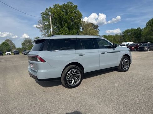 Used 2025 Lincoln Navigator Reserve image 18