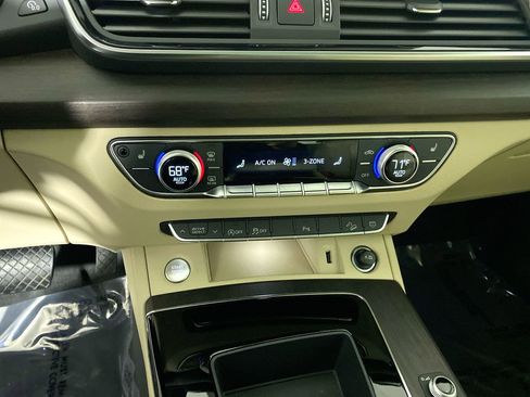 Used 2023 Audi Q5 Premium w/ Convenience Package image 6