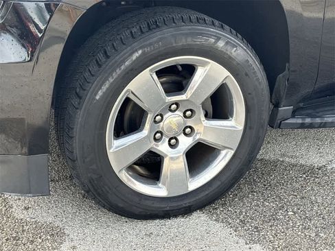 Used 2018 Chevrolet Suburban LT image 9