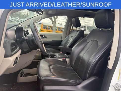 Used 2019 Chrysler Pacifica Limited image 8