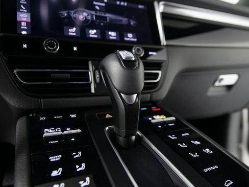 Certified 2025 Porsche Macan AWD/4WD image 28