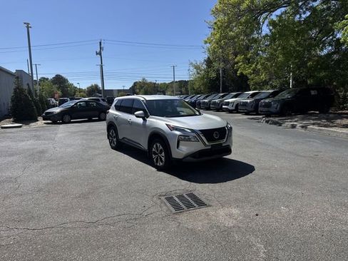 Used 2021 Nissan Rogue SV image 3