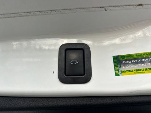 Used 2017 Toyota Highlander XLE image 6