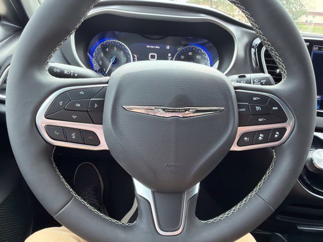 Used 2026 Chrysler Pacifica Select FWD image 7