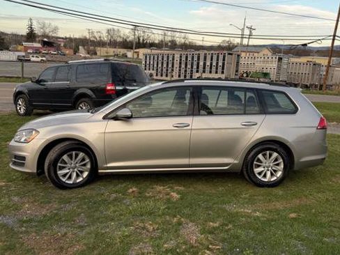 Used 2016 Volkswagen Golf Limited Edition image 4