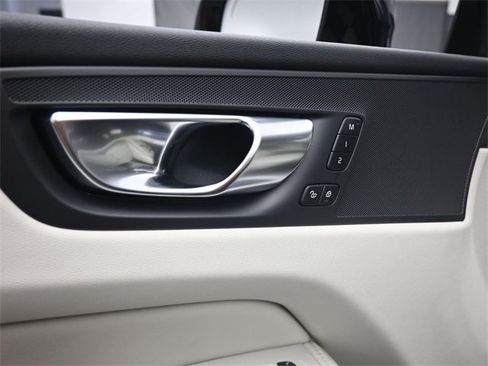 New 2025 Volvo XC60 B5 Core image 19