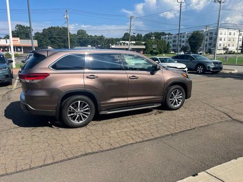 Used 2017 Toyota Highlander XLE AWD/4WD image 16