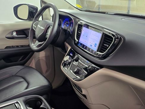 Used 2024 Chrysler Pacifica Touring-L image 41