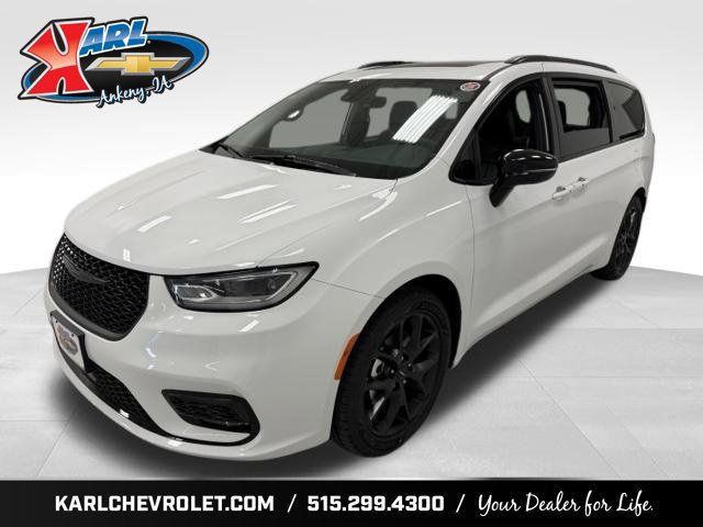 Used 2025 Chrysler Pacifica Limited FWD image 1