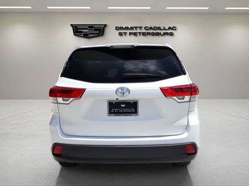 Used 2018 Toyota Highlander LE FWD image 4
