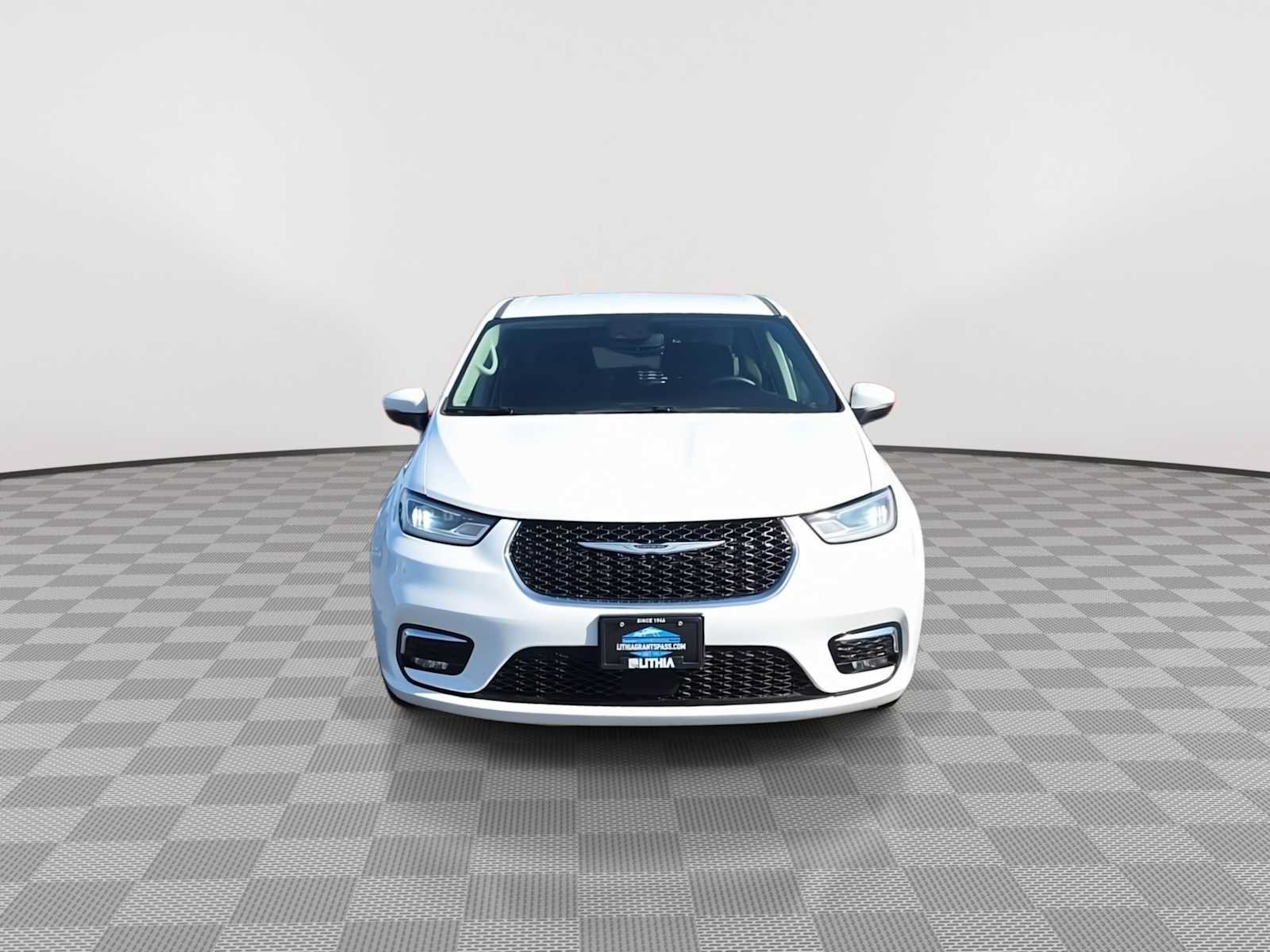 Used 2023 Chrysler Pacifica Touring-L FWD image 3