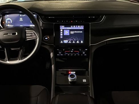 Used 2025 Jeep Grand Cherokee Altitude image 10