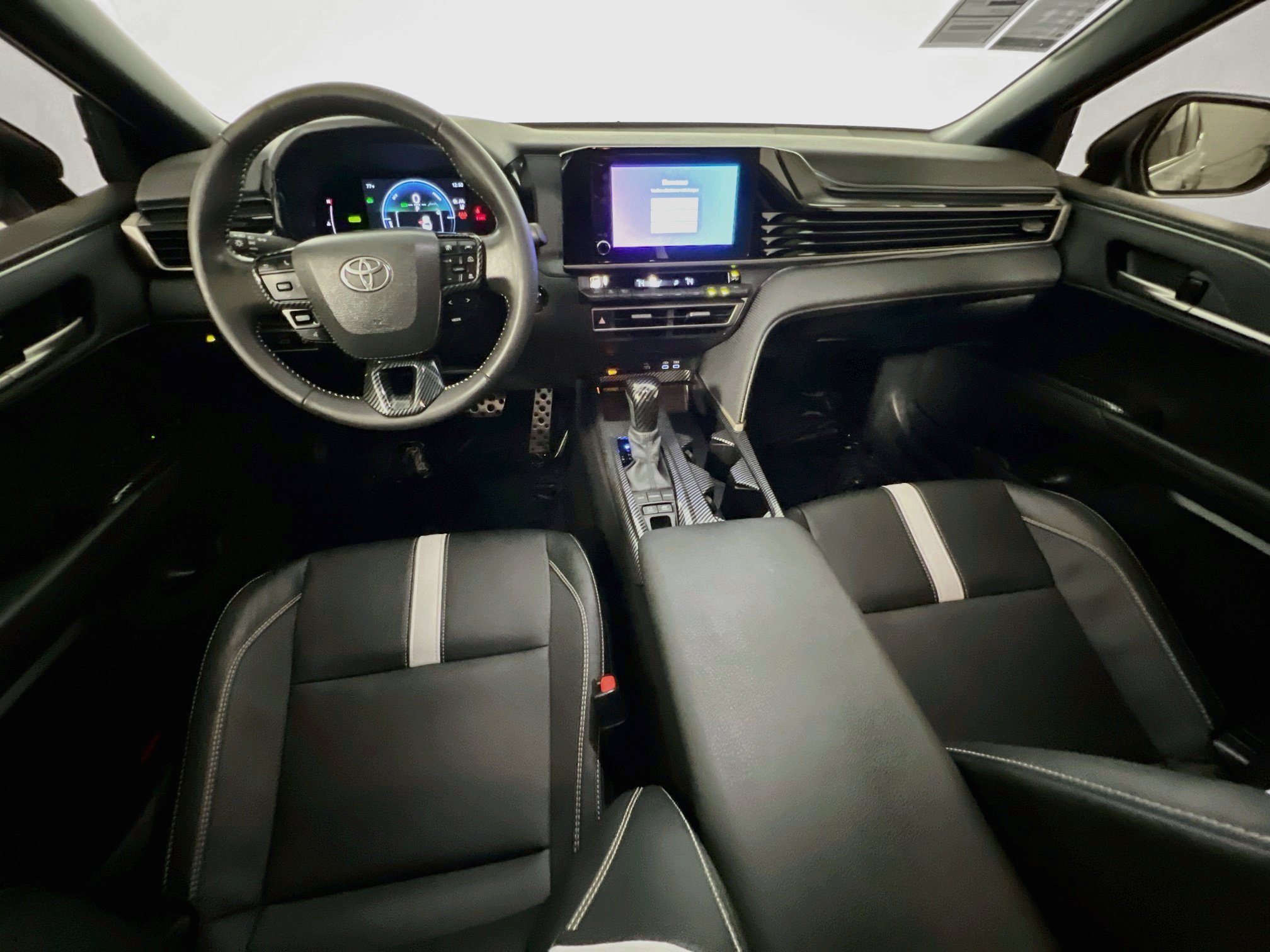 Used 2025 Toyota Camry SE FWD image 30