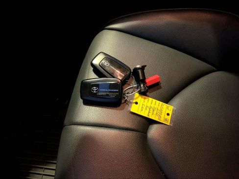 Used 2022 Toyota Highlander XLE image 14