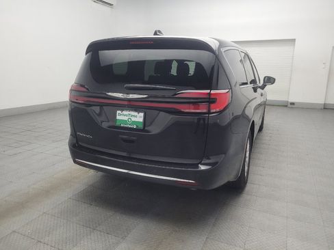 Used 2023 Chrysler Pacifica Touring FWD image 9