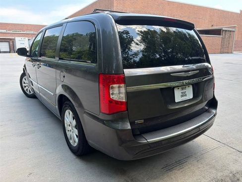 Used 2015 Chrysler Town & Country Touring FWD image 4