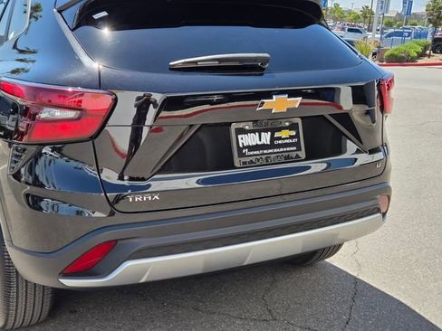 Certified 2025 Chevrolet Trax LT w/ LT Convenience Package FWD image 5