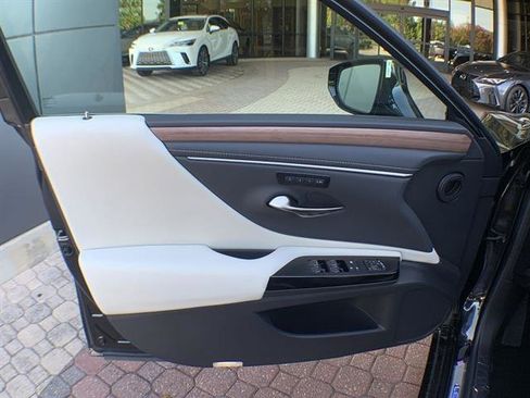 Used 2025 Lexus ES 300h w/ Premium Package image 5