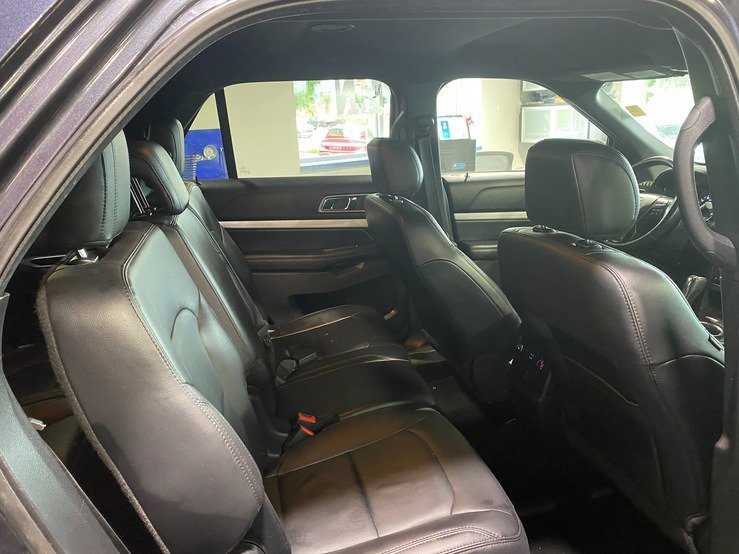 Used 2017 Ford Explorer XLT w/ Equipment Group 202A AWD/4WD image 17