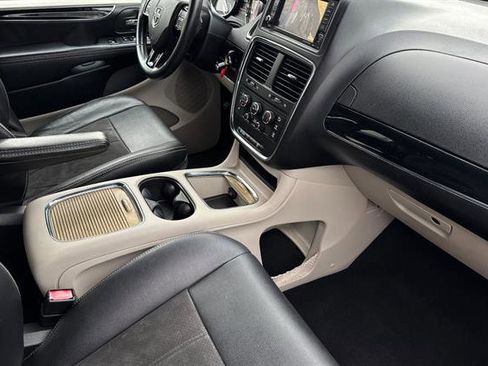 Used 2019 Dodge Grand Caravan SXT image 17