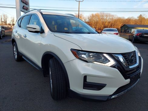 Used 2018 Nissan Rogue SV image 3