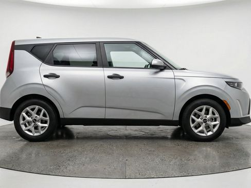 Used 2025 Kia Soul LX w/ LX Technology Package FWD image 11