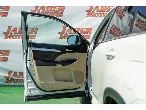 Used 2017 Toyota Highlander XLE FWD image 29