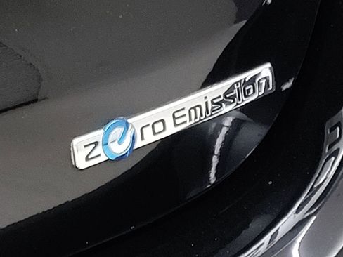 Used 2015 Nissan Leaf SL w/ Premium Package image 12