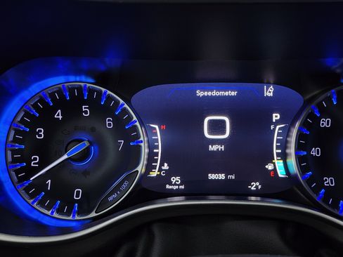 Used 2024 Chrysler Pacifica Touring-L image 11