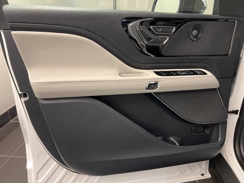 New 2026 Lincoln Aviator AWD image 30