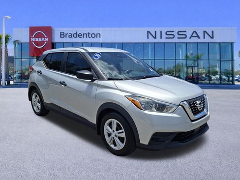 Used 2020 Nissan Kicks S FWD image 3