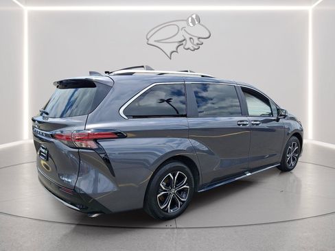 Used 2025 Toyota Sienna Platinum AWD/4WD image 5