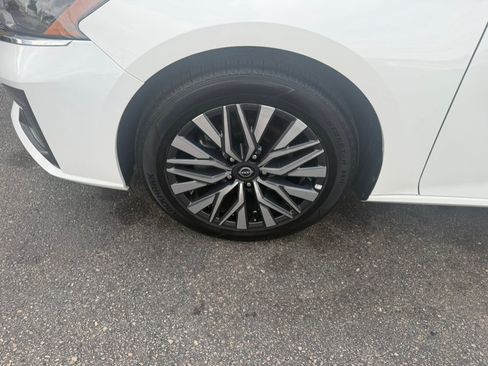 Used 2025 Nissan Altima 2.5 SV FWD image 3