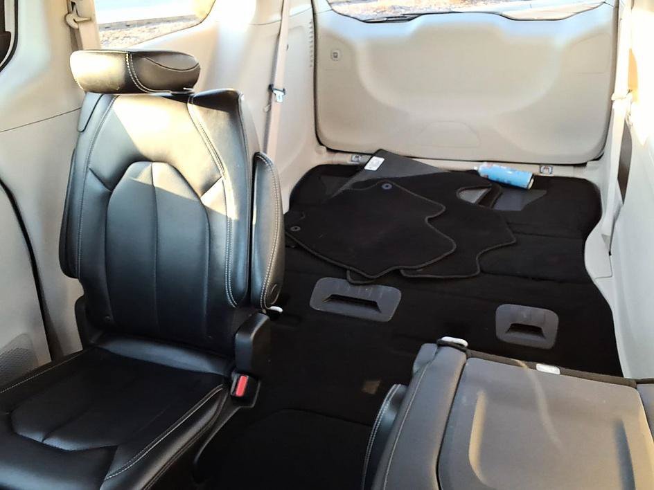 Used 2023 Chrysler Pacifica Touring-L FWD image 19