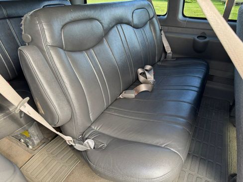 Used 2005 Chevrolet Express 3500 Passenger w/ LS Preferred Equipment Group RWD image 25