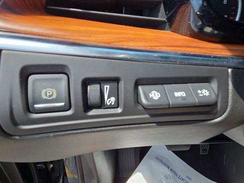 Used 2017 Cadillac XT5 Platinum AWD/4WD image 23