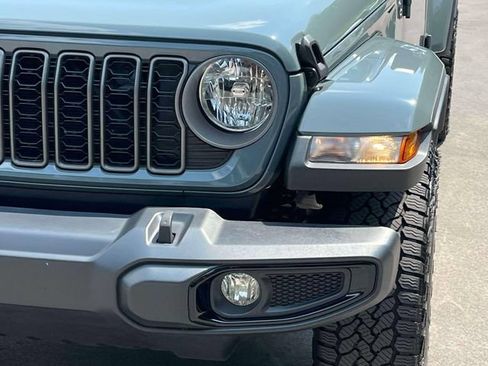 Used 2025 Jeep Gladiator Sport AWD/4WD image 9