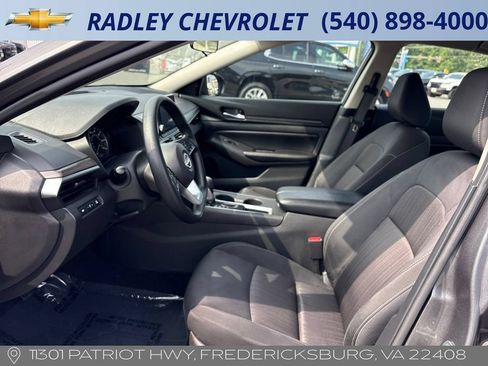 Used 2025 Nissan Altima 2.5 SV FWD image 3