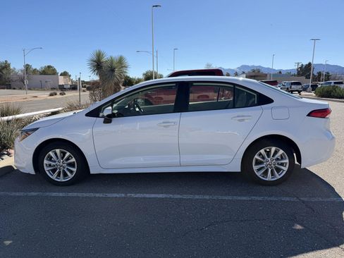 Used 2023 Toyota Corolla LE image 2