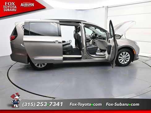 Used 2017 Chrysler Pacifica Touring-L FWD image 37