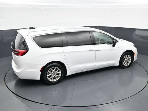 Used 2024 Chrysler Pacifica Touring-L FWD image 33