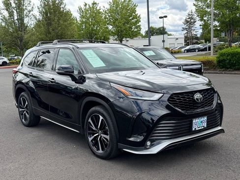 Used 2021 Toyota Highlander XSE AWD/4WD image 2