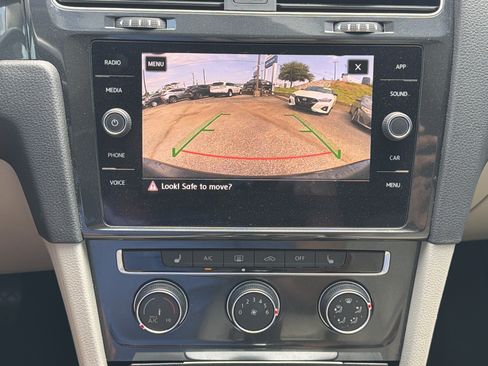 Used 2018 Volkswagen Golf SE FWD image 12