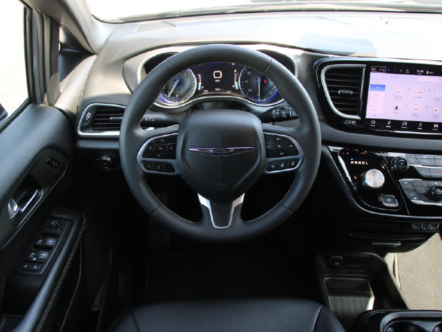 Used 2025 Chrysler Pacifica Select FWD image 16