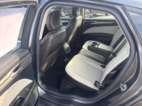 Used 2019 Ford Fusion SE w/ Equipment Group 151A FWD image 12