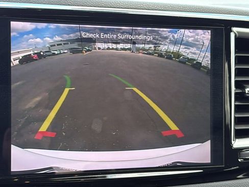 Used 2025 Chrysler Pacifica Select FWD image 16