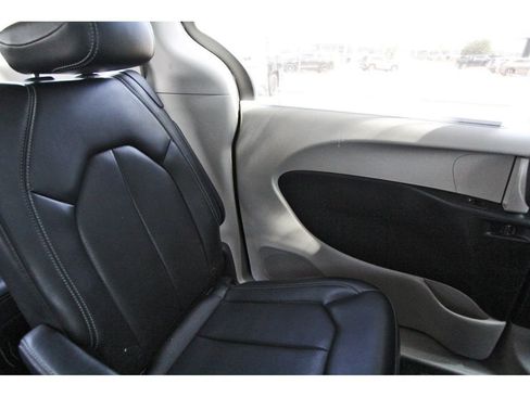Used 2023 Chrysler Pacifica Touring-L FWD image 12