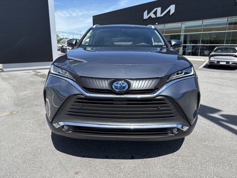 Used 2024 Toyota Venza XLE AWD/4WD image 9